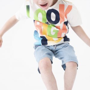 Camiseta letras estampadas para niño