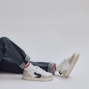 Zapatillas infantiles ZY Move blancas y azul oscuro con cierre autoadherente.