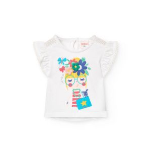 Camiseta blanca de niña con estampado colorido y detalle de rejilla en hombros.