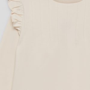 Camiseta beige para niña con volantes y pliegues decorativos