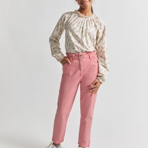 Camiseta niña blanca con estampado de ramitas y volante en el cuello