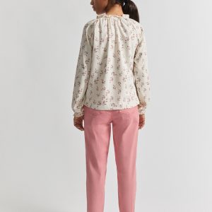 Camiseta niña blanca con estampado de ramitas y volante en el cuello