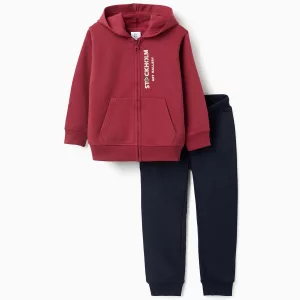 Conjunto perchado de chaqueta roja con capucha y pantalón jogger para niño, en mezcla de algodón.