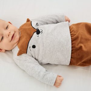 Conjunto bebé recién nacido Zorro con camiseta gris y pantalón de pana marrón