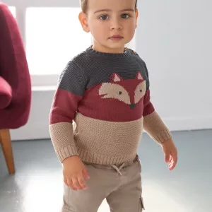 Jersey bebé con rayas burdeos, azul marino y beige, con carita de zorrito, cuello redondo y tejido suave.