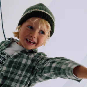 Gorro de punto acanalado para niño en tonos beige y verde.